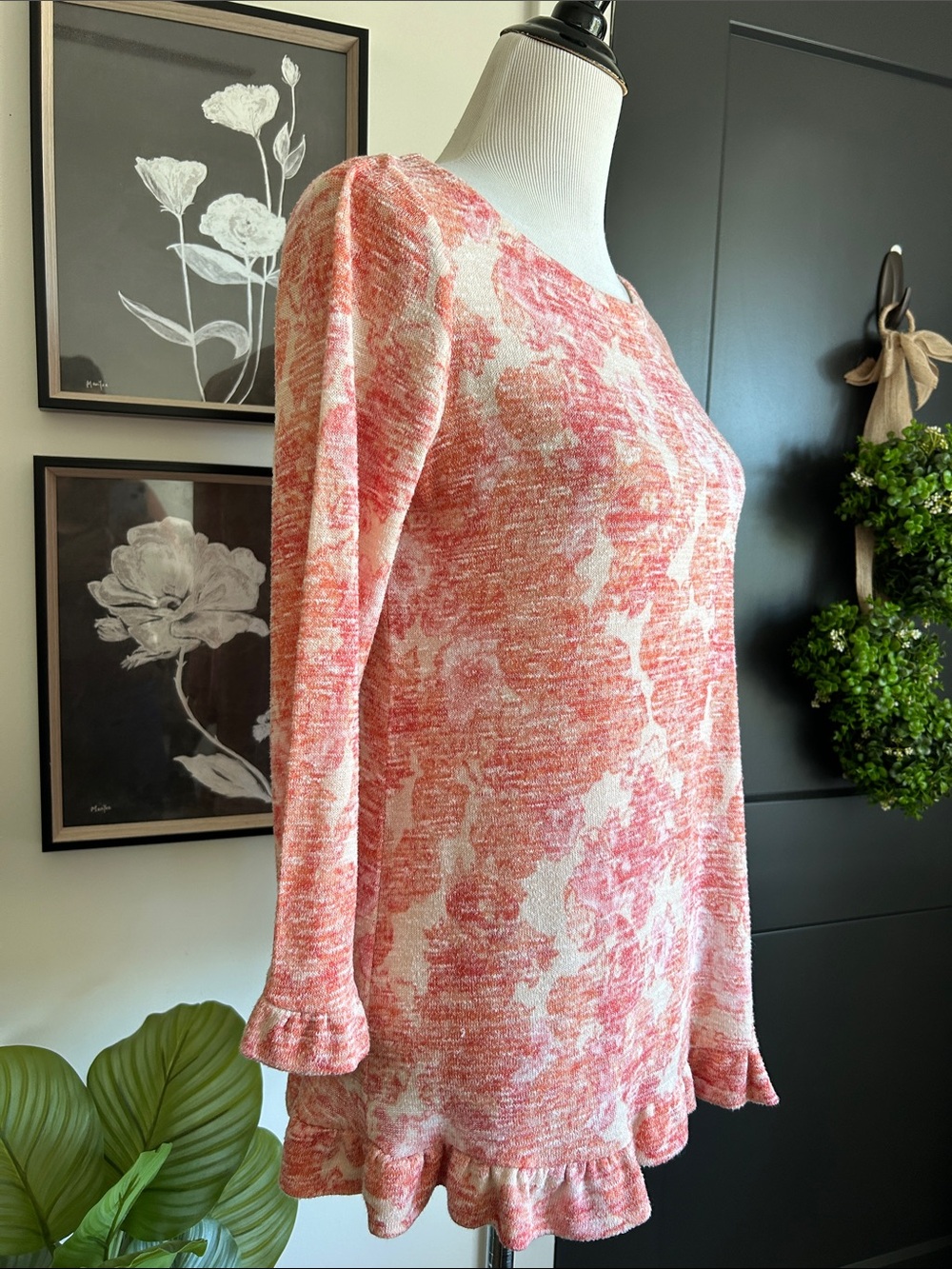 🌺 M 3/4 sleeve Coral Pink Floral Ruffle-Hem stretchy tunic Knit Top - Picture 2 of 7